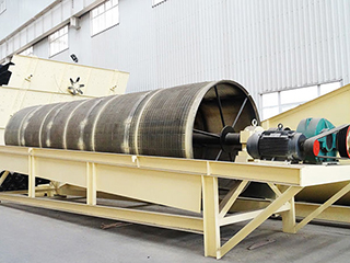 其包括底座、激振裝置、機(jī)架及設(shè)于 機(jī)架上的復(fù)數(shù)個(gè)篩分滾筒、料斗、驅(qū)動(dòng)裝置、復(fù)數(shù)個(gè)輸送裝置